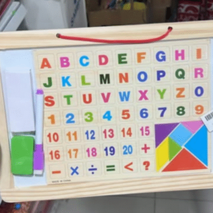 سبورة مع طبشور ووسيلة تعليمية